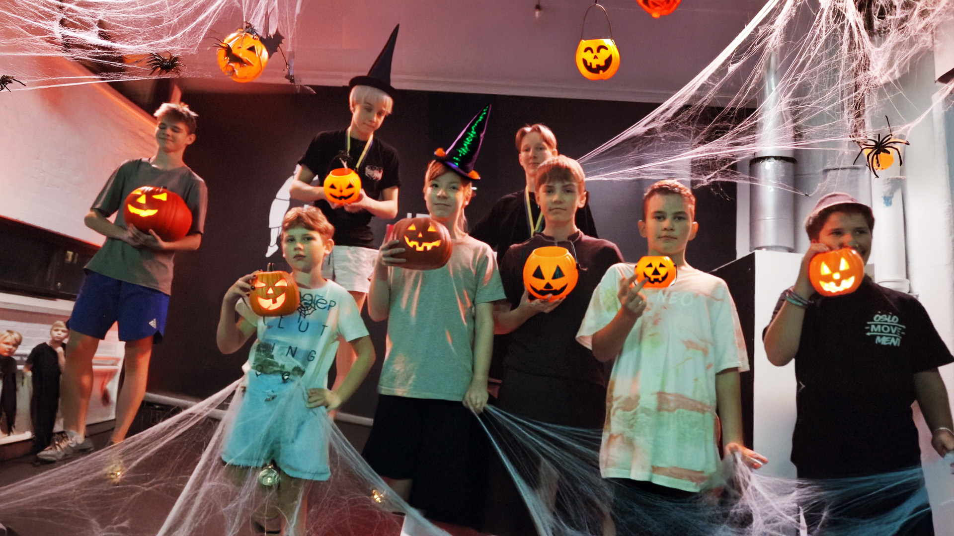 Halloween-tunnelmaa LegendTrick Gymillä: osallistujat kurpitsojen kanssa